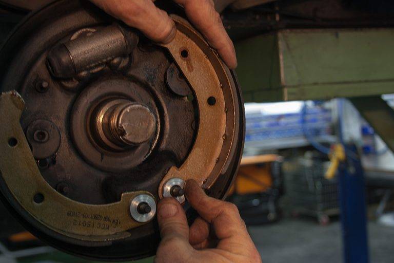 Remplacer Un Ensemble De Frein Arri re Avec Des Excentriques De R glage remplacer-un-ensemble-de-frein-arri-re-avec-des-excentriques-de-r-glage